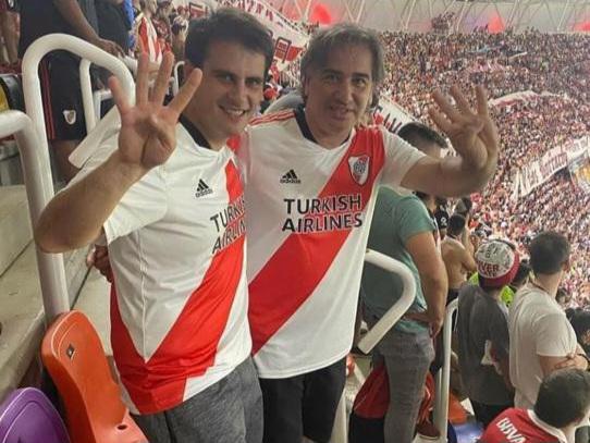  El operador judicial Sebastián Silvestre (izquierda) junto al fiscal general de Lomas de Zamora, Carlos Baccini (derecha), viendo un partido que River Plate en el Estadio Único Madre de Ciudades (Santiago del Estero).