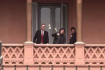 adorni-milei-y-caputo-en-el-balcon-de-casa-4LSIZBP2FBF33GMV3HBQAMRTUQ
