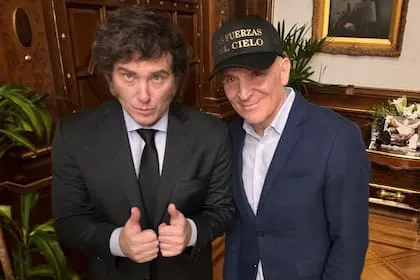 el-presidente-javier-milei-junto-al-diputado-2M2ZTIOPRREMPALYK66GC26R2U