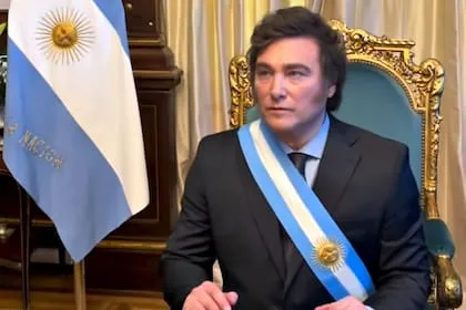 javier-milei-se-sienta-en-el-sillon-presidencial-ZGFN3NDJMBFAVN3JANPJDKDEKU