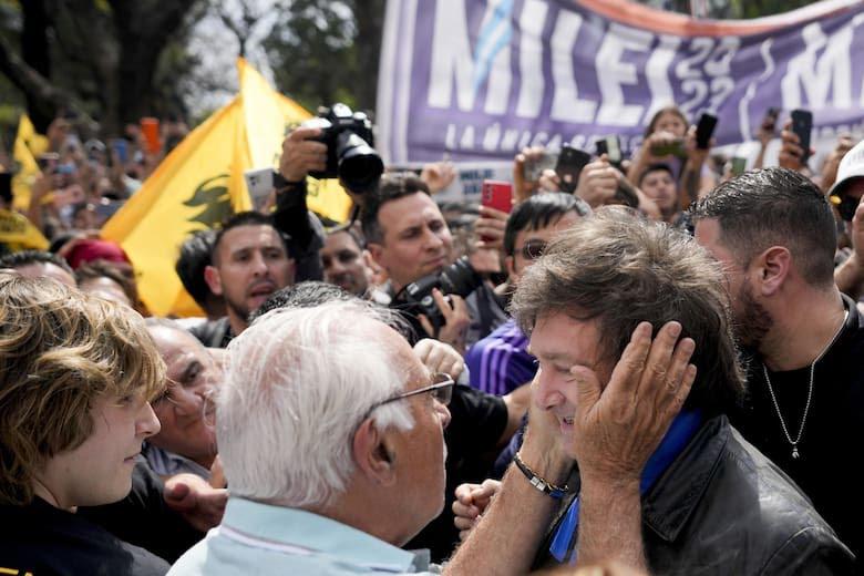 javier-milei-de-la-libertad-avanza-saluda-a-sus-I3OOB2TWEZBVZLLEI24TISMD7M