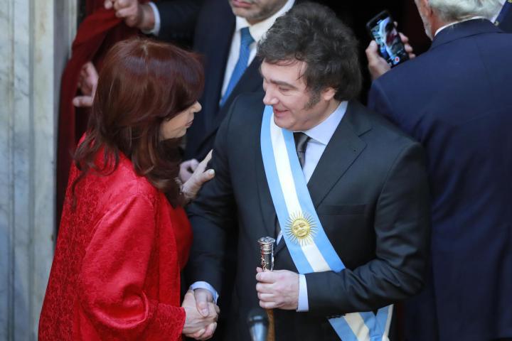 javier-milei-recien-elegido-para-ocupar-la-maxima-posicion-ejecutiva-de-argentina-es-saludado-por-la-vicepresidenta-saliente-de-argentina-cristina-fernandez