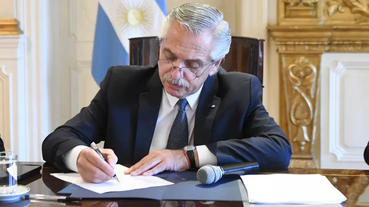 alberto-fernandez-firmando-documentos