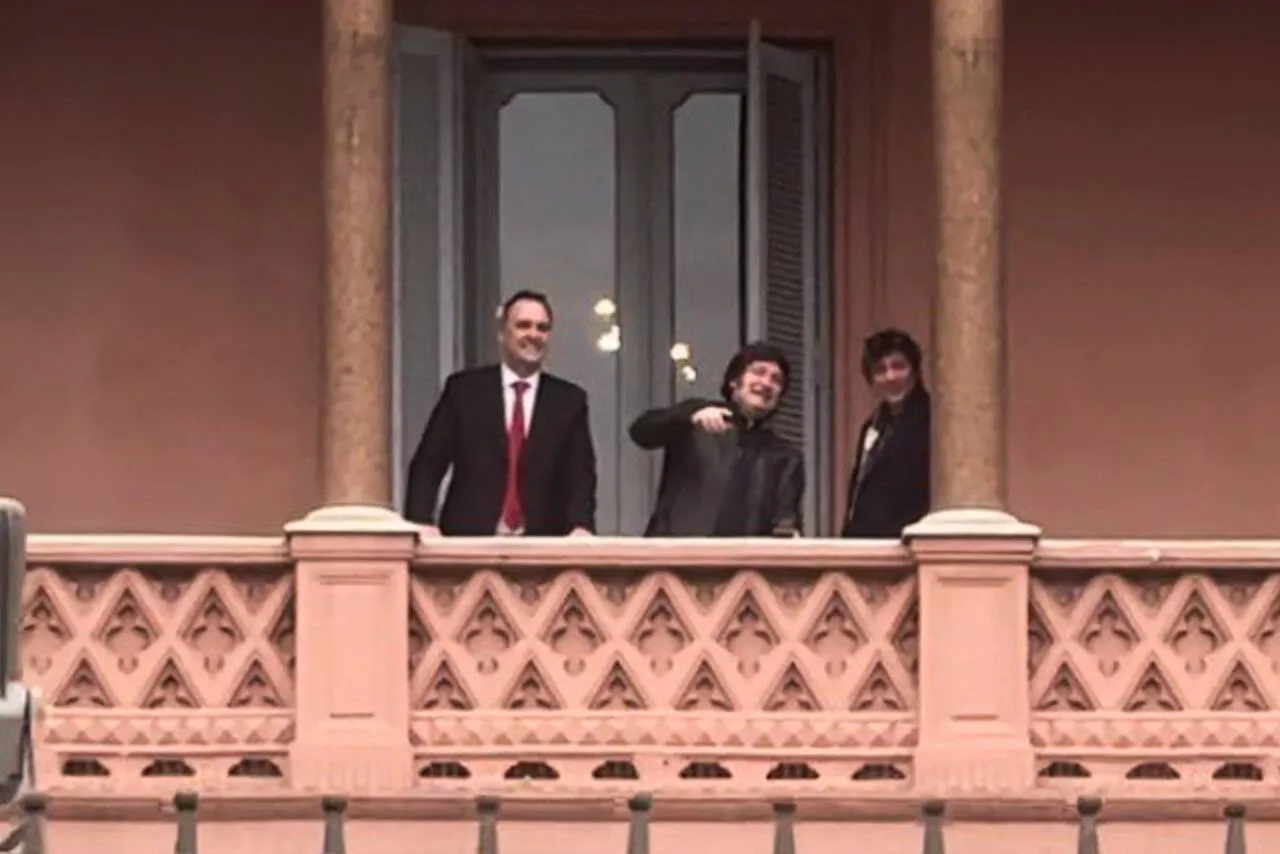 adorni-milei-y-caputo-en-el-balcon-de-casa-rosada-4LSIZBP2FBF33GMV3HBQAMRTUQ