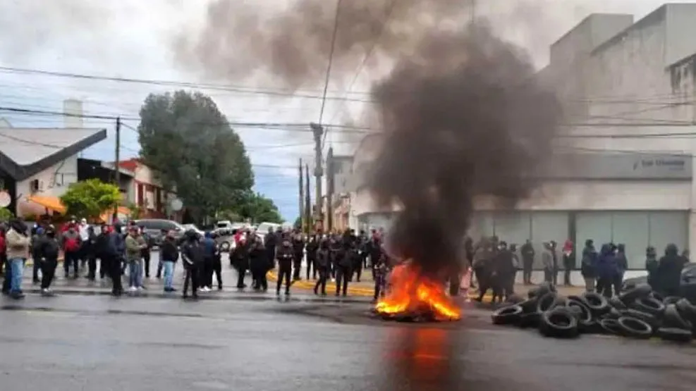 policias-misioneros-tomaron-hoy-el-comando-radioelectrico-i-20240517-1803647