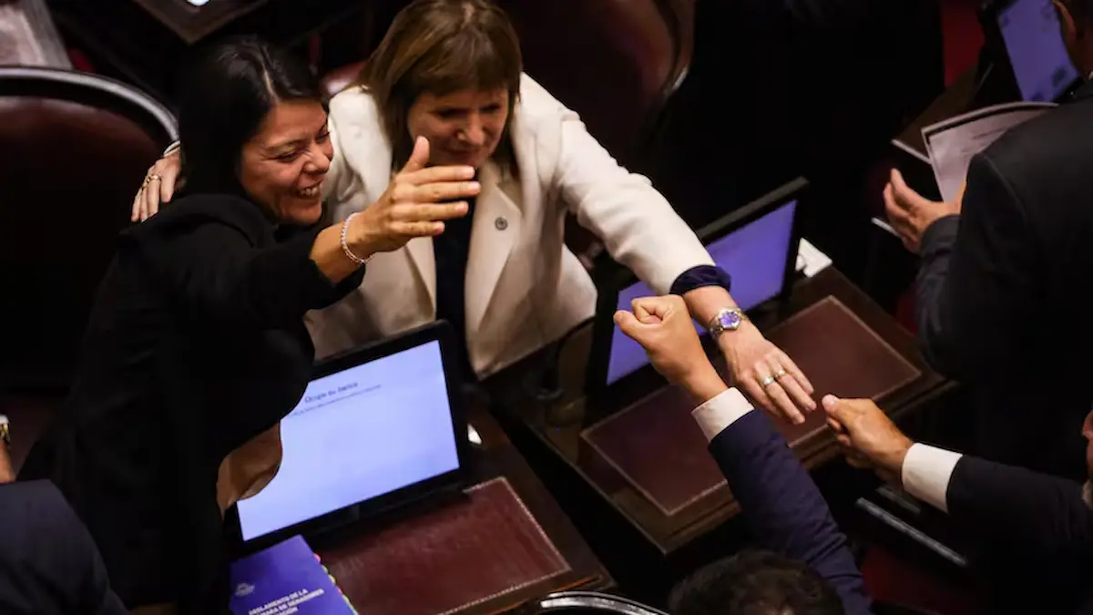 reforma-laboral-bullrich-celebra-con-senadores
