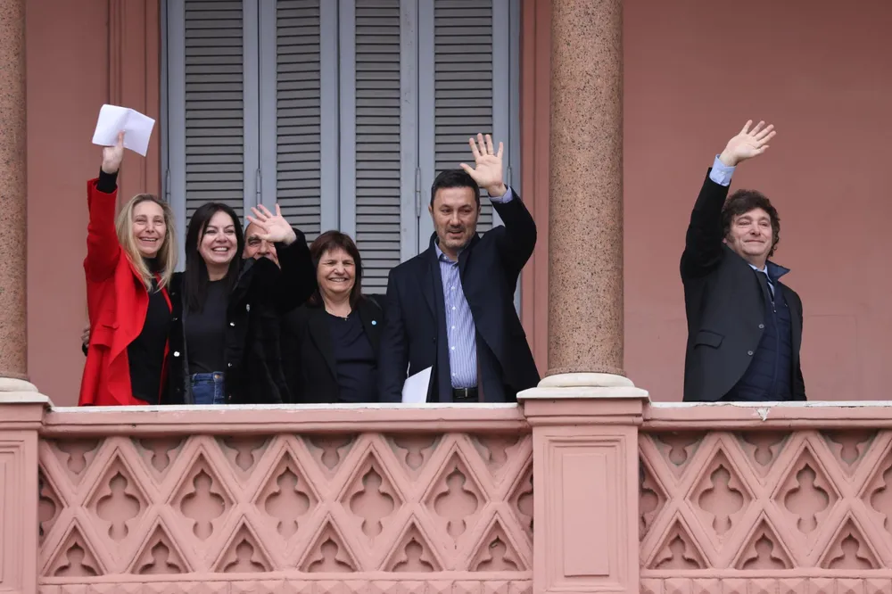 la-secretaria-general-karina-milei-los-ministros-sandra-pettovello-patricia-bullrich-luis-petri-y-el-presidente-javier-milei-saludan-el-balcon-la-casa-rosada-una-reunion-gabinete