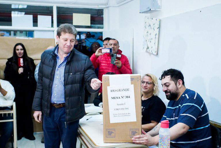 ef9e8d8fd8b8b114a004a6599c303a9f_M