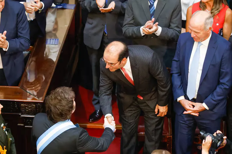 javier-milei-saluda-a-manuel-garcia-mansilla-S7D4FURT45CGZPW3ALJ5WGT3YU