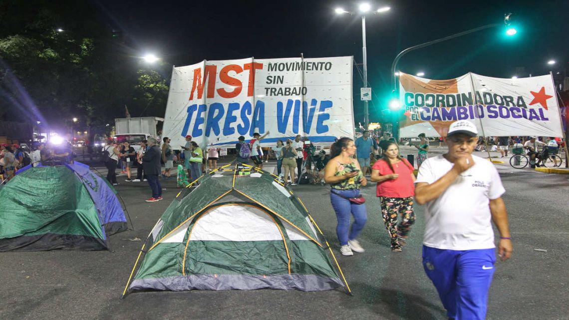 acampe-de-organizaciones-sociales-en-la-9-de-julio-20230313-1526889
