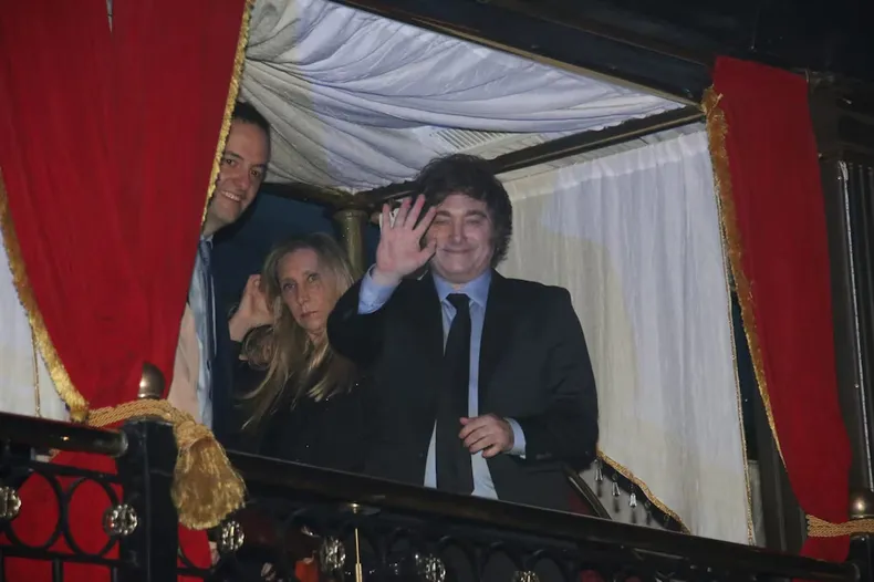 el-saludo-javier-milei-junto-su-hermana-karina-y-manuel-adorniavif