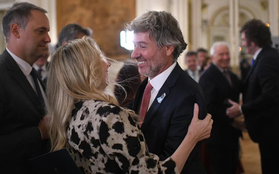 HCqVGewaEAAFUsn-Mahiques-con-Karina-y-adorni.2-963x600