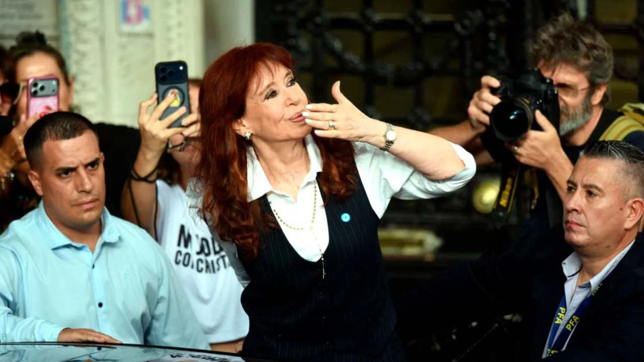cristina-fernandez-de-kirchner-rumbo-a-comodoro-py-17032026-2204276