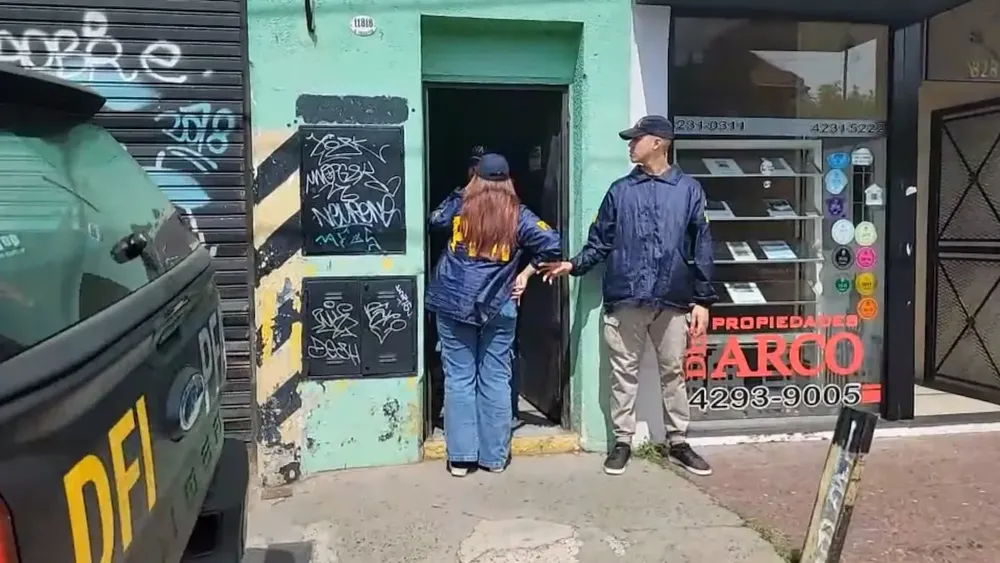 en-el-lugar-requisaron-una-camioneta-en-la-que-estaba-la-tesorera-de-sur-finanzas-foto-captura-tn-4V