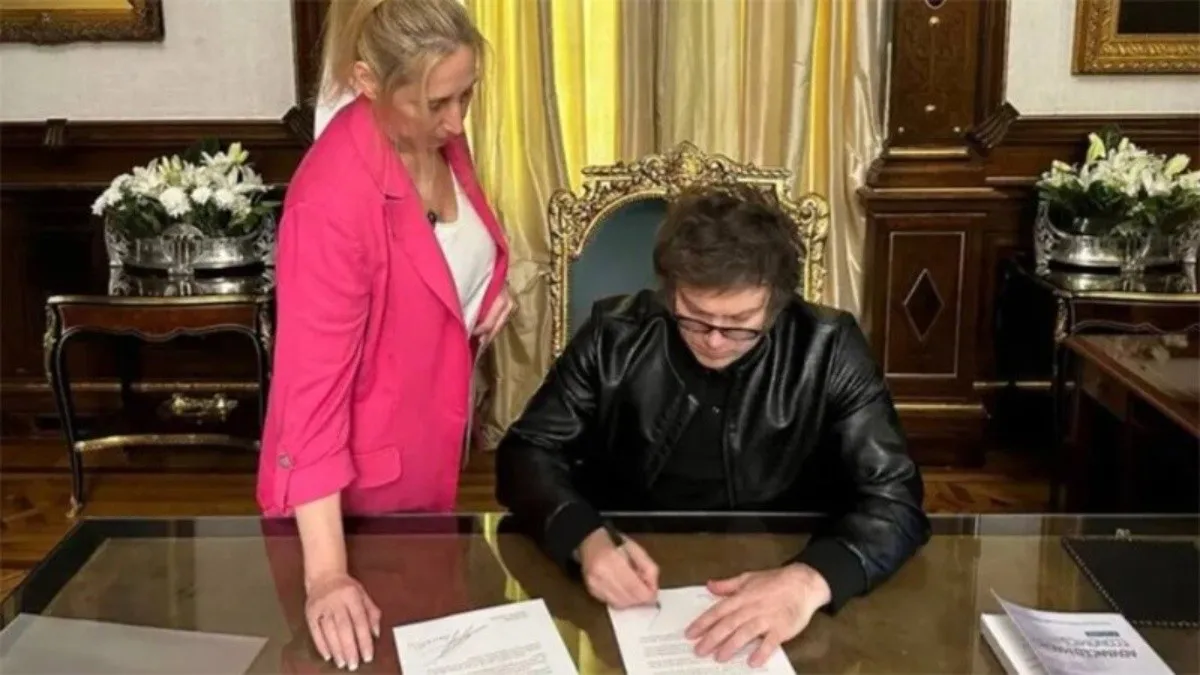 milei_firma_decretos.jpg_1804328346