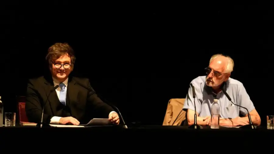 el-presidente-javier-milei-junto-al-economista-juan-carlos-de-pablo-2205811