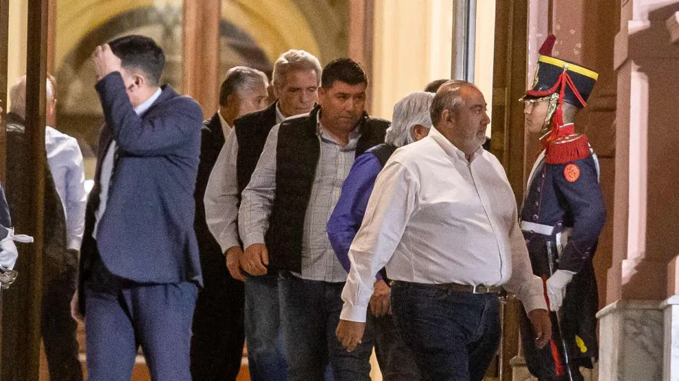 as-baires-abril-10-los-representantes-de-la-cgt-se-retiran-esta-tarde-de-la-casa-de-gobierno-20240410-1783318