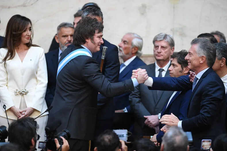 javier-milei-saluda-mauricio-macri-su-asuncion-noticias-argentinas
