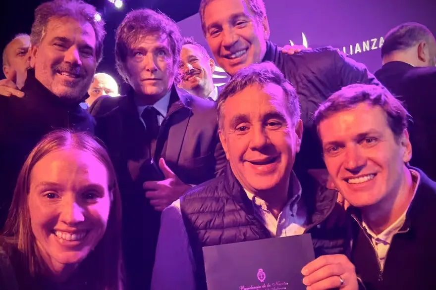 milei-en-una-foto-de-campana-con-santilli-y-otros-YPGGXS7VIREHTN5BGRLZMESDEM