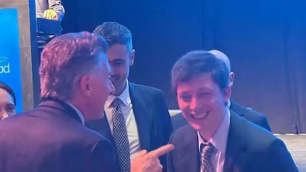 mauricio-macri-y-santiago-caputo-en-la-cena-de-la-fundacion-libertad-2025-2012907