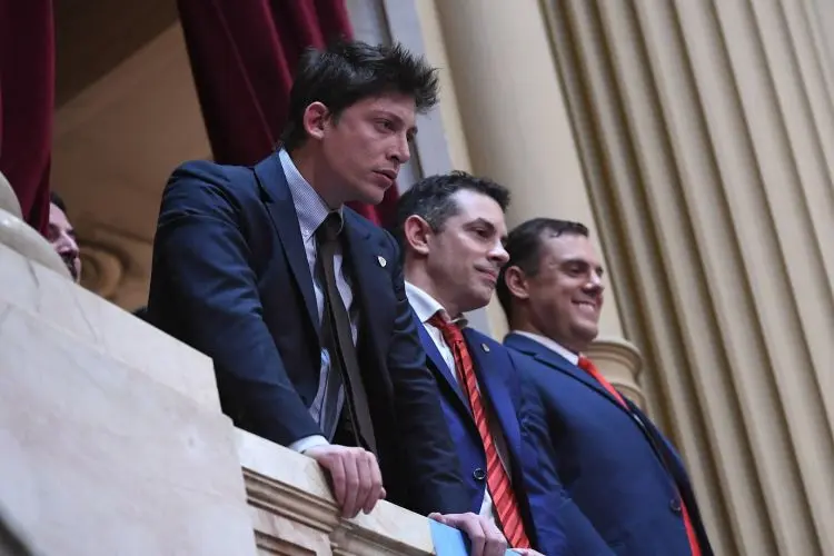 Santiago-Caputo-palco-asamblea-legislativa-gordo-dan