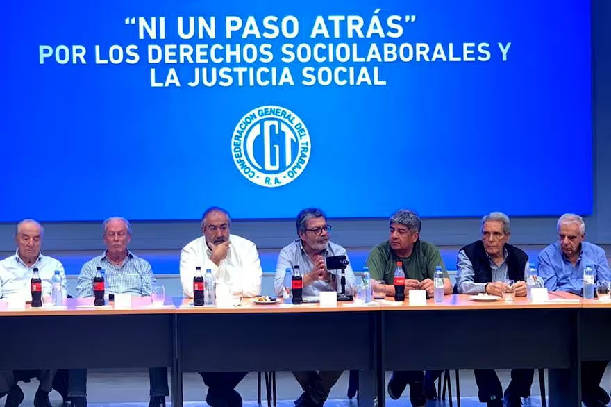 dirigentes-gremiales-mantenian-esta-tarde-una-XDOPNNSUEJEATFTBUEZITTW5IM