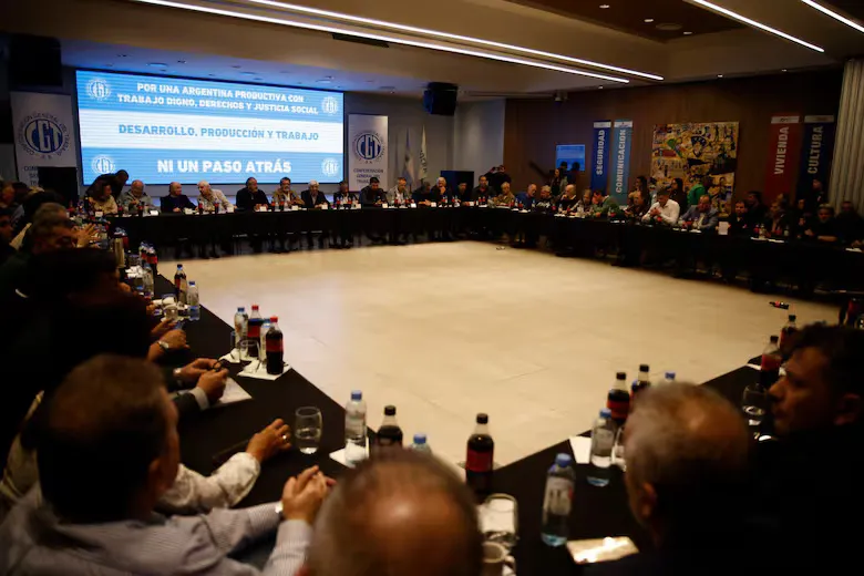 reunion-de-la-mesa-chica-de-la-4ANGVREMVNALXHPJR5CD7LOANE