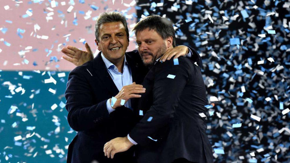 massa-y-santoro-cierran-la-campana-portena-de-union-por-la-patria-en-el-luna-park-20231018-1678056